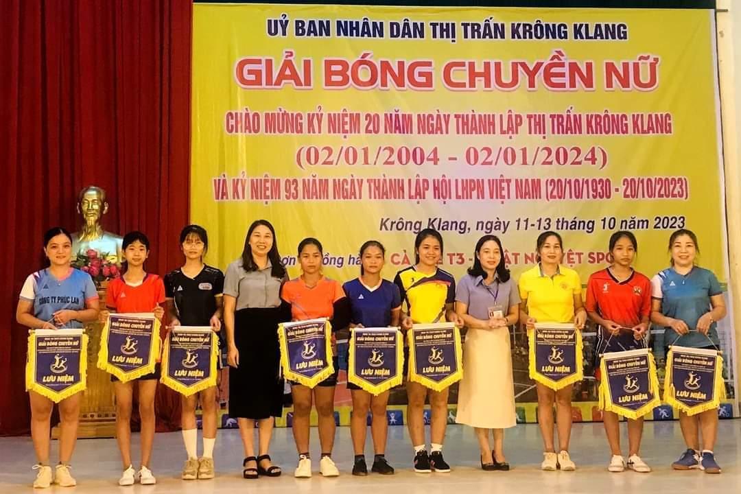Tổ chức giải bóng chuyền Nữ chào mừng kỷ niệm 20 năm thành lập thị trấn Krông Klang (02/01/2004...